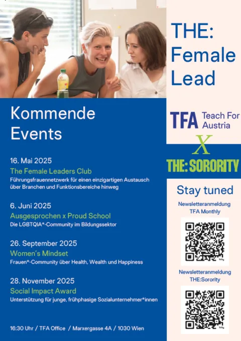 Drei Personen im Gespräch an einem Tisch in hellem Raum; Poster mit 'Kommende Events' und Banner im Hintergrund.
