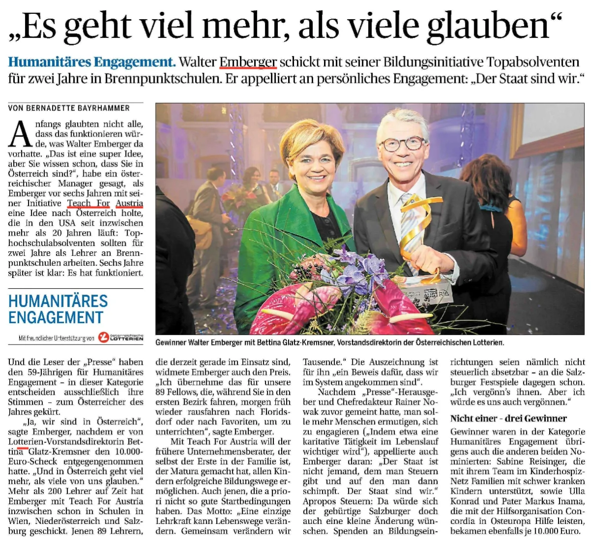 Gewinner Walter Emberger mit Bettina Glatz-Kremsner bei Preisverleihung der Österreichischen Lotterien; Blumenstrauß und Trophäe in der Hand