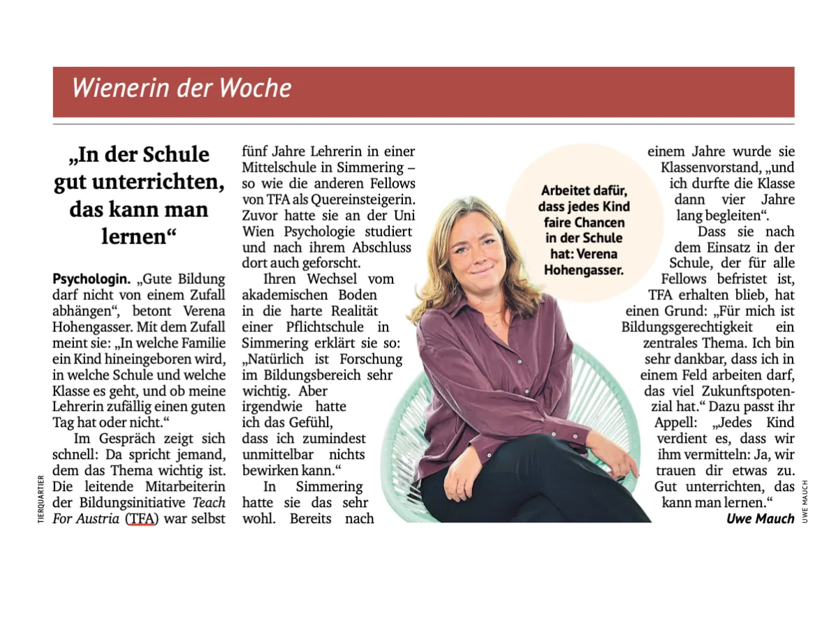 Porträt einer Person im Zeitungsartikel; sitzt in rundem Korbsessel; Zitat: faire Chancen in der Schule.