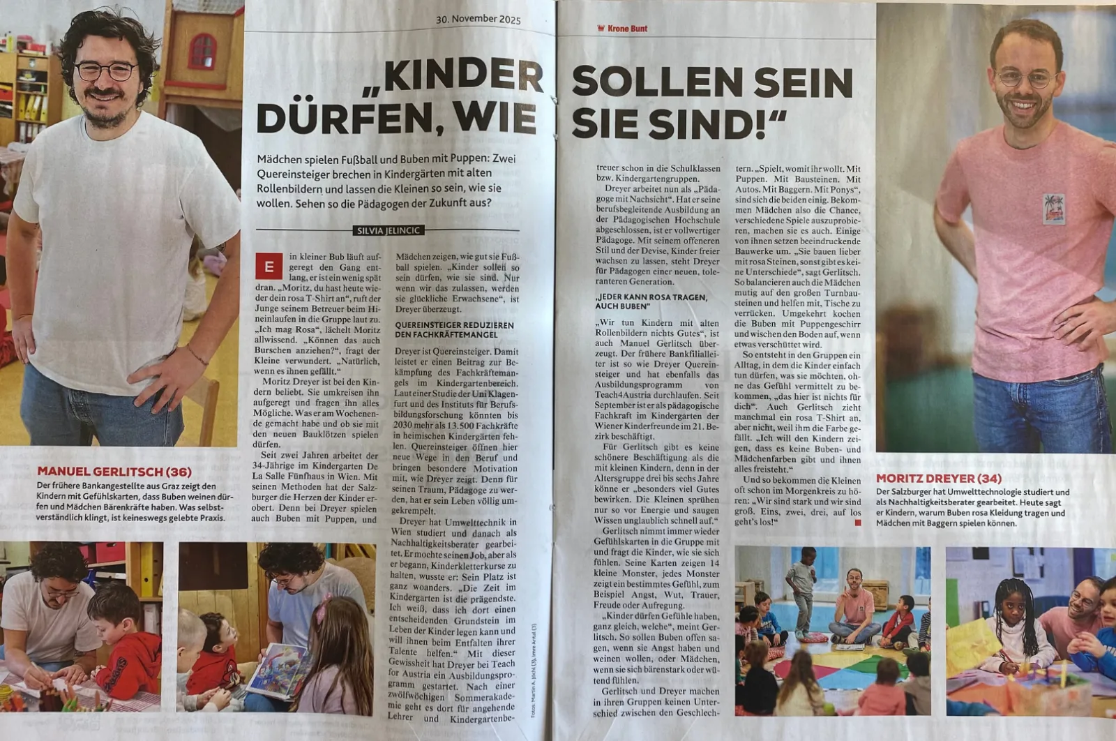 Doppelseiten-Zeitungsbild: zwei Männer posieren; links Mann in weißem T‑Shirt, rechts Mann in rosa T‑Shirt; unten Kinder beim Basteln.