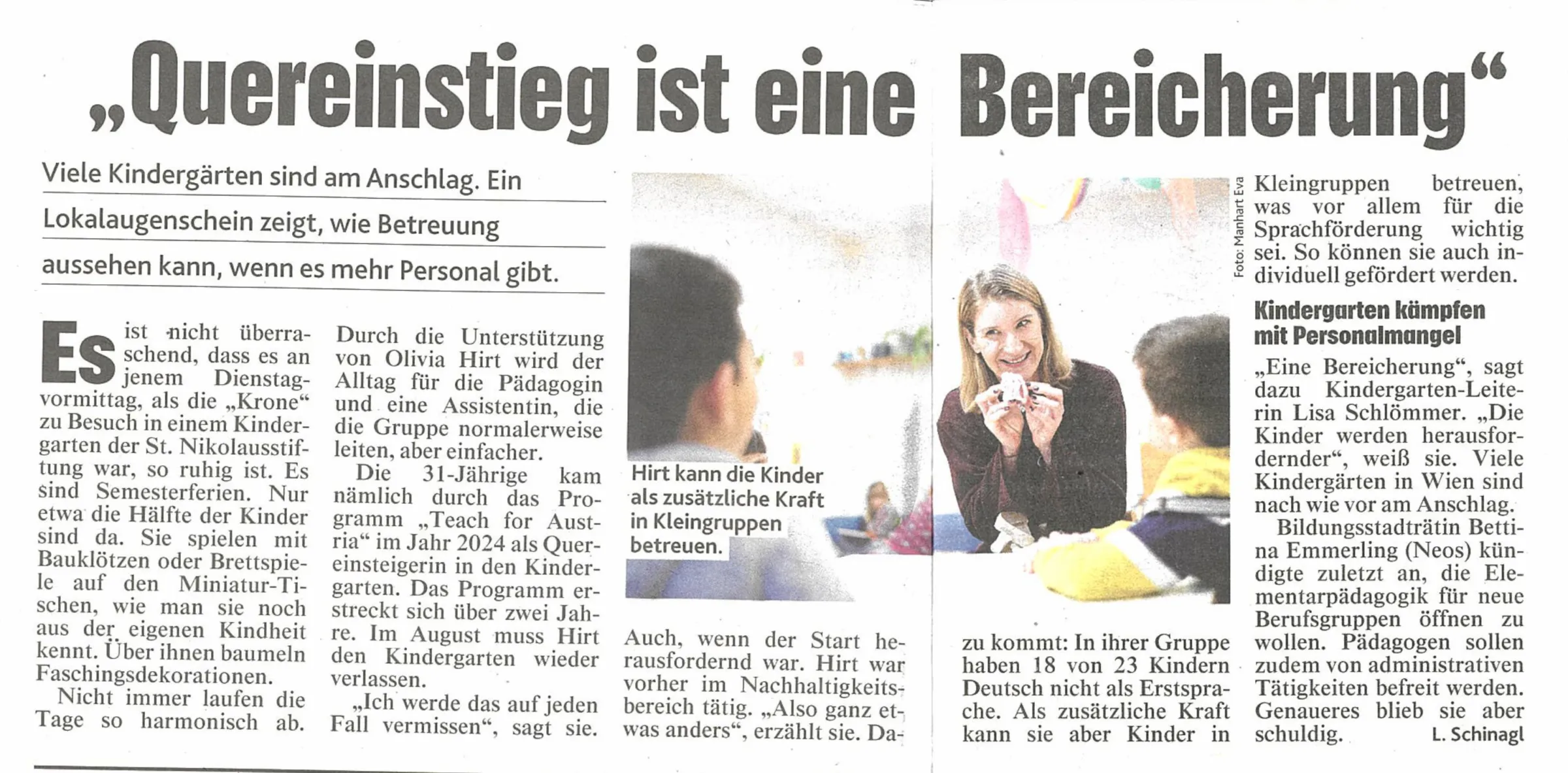 Zeitungsseite mit Überschrift Quereinstieg ist eine Bereicherung; eine lächelnde Frau sitzt mit Kindern in einer Kindergartengruppe.