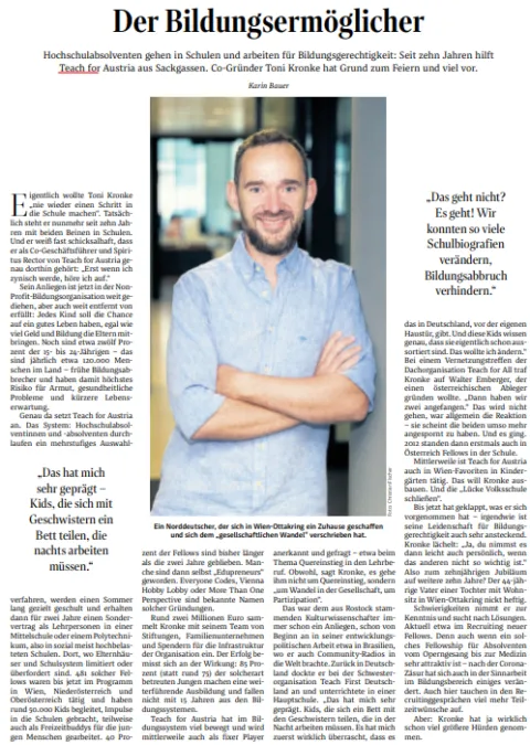 Porträt einer Person mit Bart, hellblauem Hemd, Arme verschränkt, vor einer Magazinseite mit Textspalten.