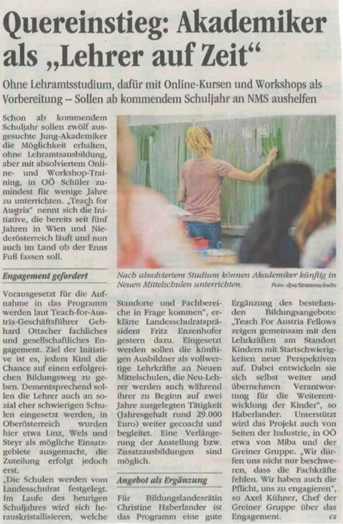 Lehrkraft schreibt an der Tafel in Klassenzimmer; Lernende im Vordergrund beobachten.
