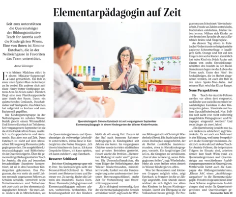 Quereinsteiger-Lehrkraft unterhält sich mit Kind in Klassenzimmer, bunte Lernkarten im Hintergrund.