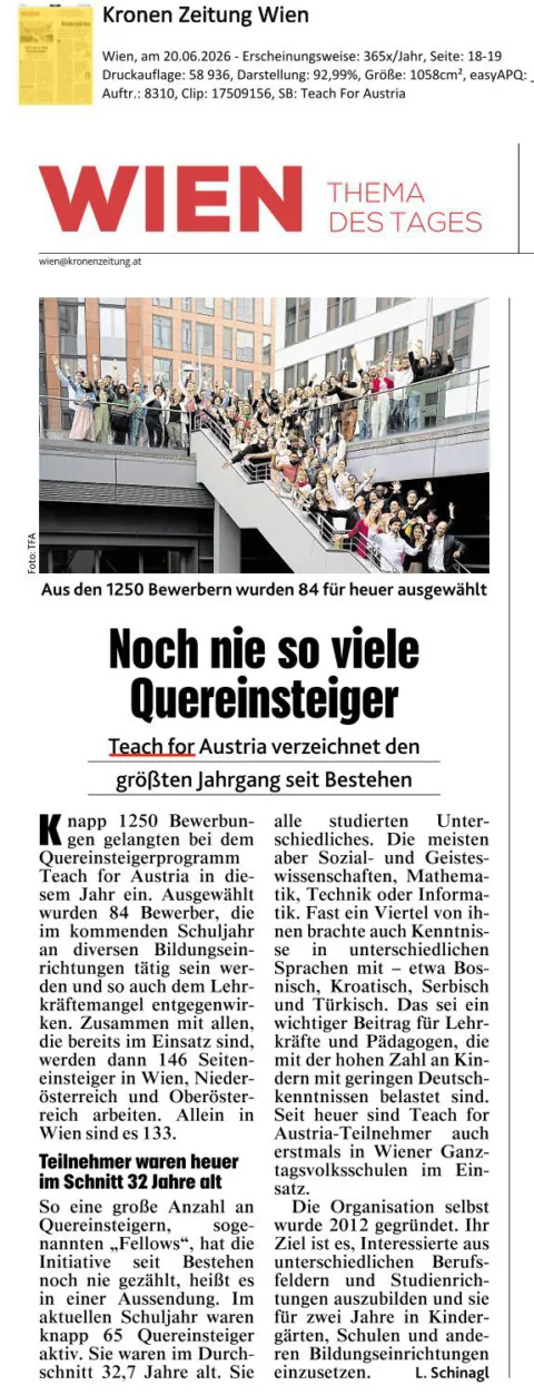 Große Gruppe von Bewerbern posiert auf einer Treppe in einem modernen Bürogebäude; Unter dem Foto steht: 84 von 1250 Bewerbern wurden ausgewählt.