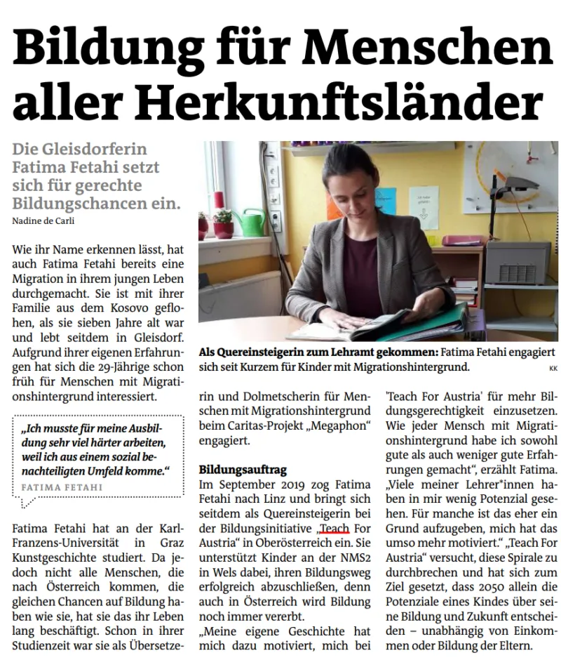 Person sitzt am Schreibtisch und blättert durch Unterlagen in hellem Büro mit Fenster, Regal und Pflanze.