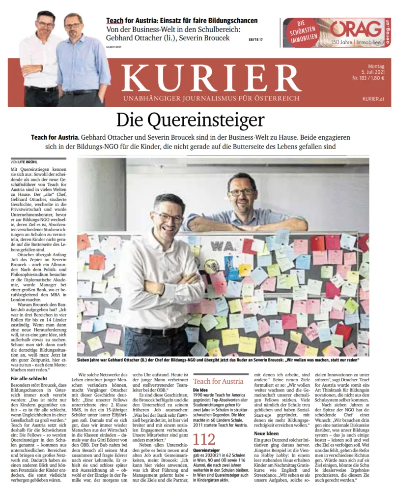 Die Quereinsteiger: Zwei Männer im Büro vor einer Wand voller bunter Klebezettel, lächeln.