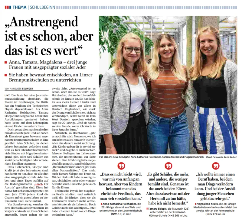 Drei junge Menschen stehen im Schulkorridor, lächeln in die Kamera; Hintergrund mit Pflanzen und Glaswänden.