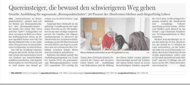 Lehrkraft betreut Lernende im Klassenraum; Zeitungsausschnitt über Bildung.