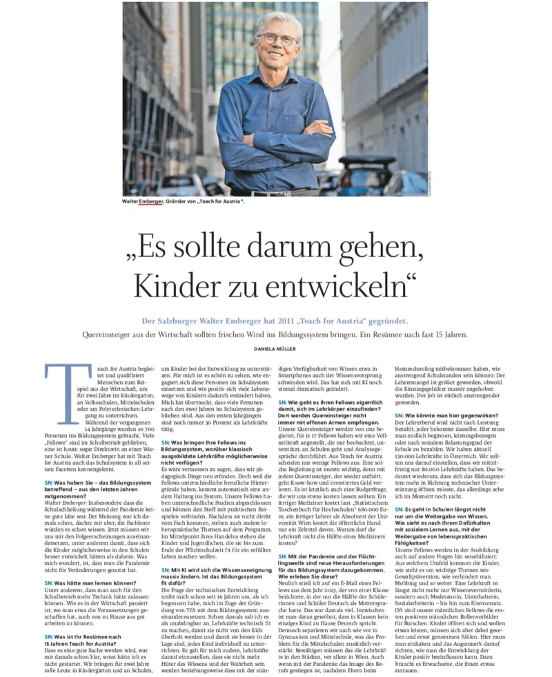 Porträt eines älteren Mannes mit verschränkten Armen vor städtischer Straßenszene; Es sollte darum gehen, Kinder zu entwickeln.