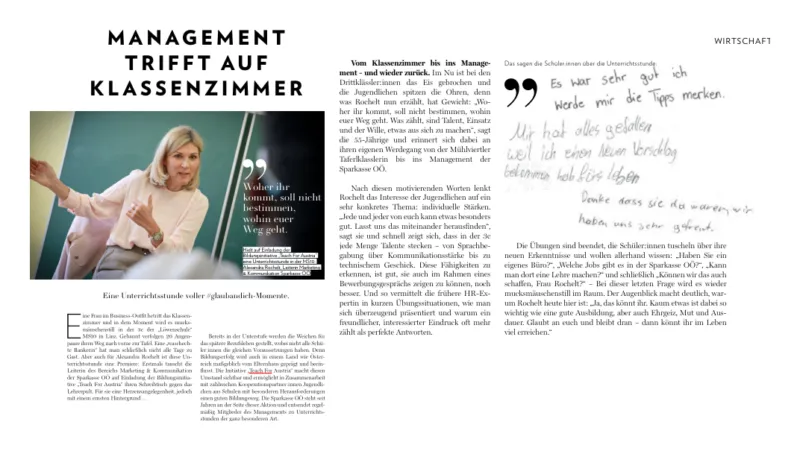 Lehrkraft in Businessoutfit unterrichtet in einem Klassenzimmer und gestikuliert vor einer Tafel.