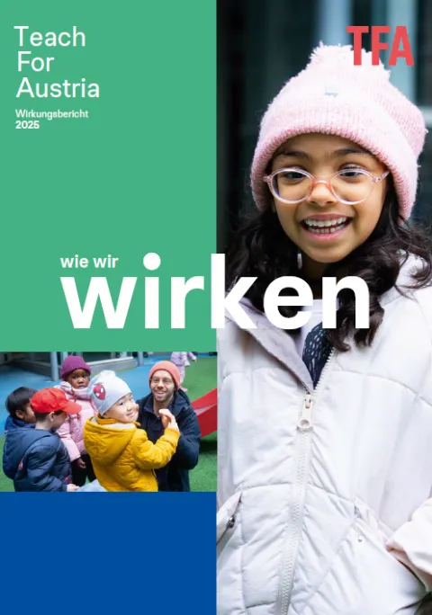 Kind mit rosa Mütze und Brille lächelt vor Poster-Layout Teach For Austria – Wirkungsbericht 2025; im Hintergrund eine Gruppe von Kindern im Freien.