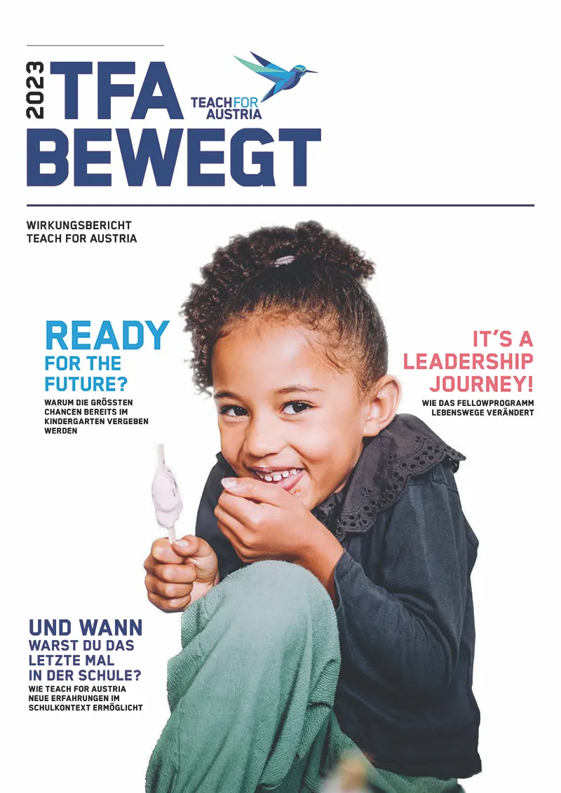 Titelseitenbild der Zeitschrift 'TFA BEWEGT' 2023: Kind mit lockiger Hochsteckfrisur hält Zuckerwatte und lächelt.