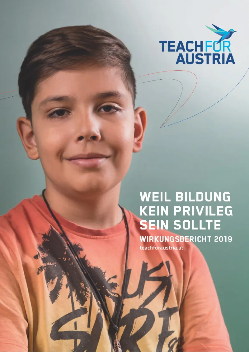 Person mit rotem T-Shirt und Halskette blickt lächelnd in die Kamera vor gradientem Hintergrund; Teach For Austria Werbeplakat