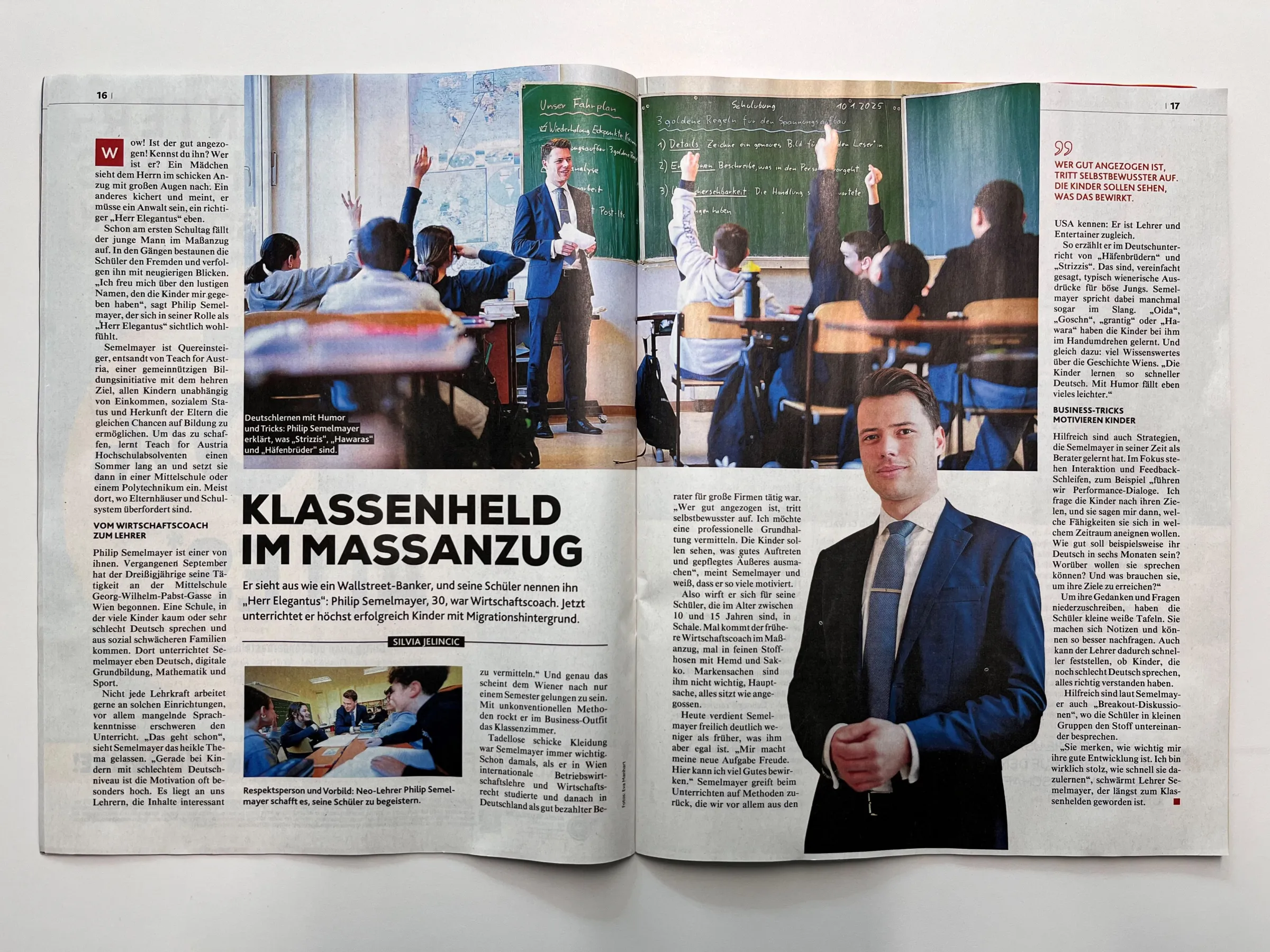 Lehrkraft im Maßanzug vor Klassenzimmer; Schülerinnen und Schüler heben Hände. Überschrift KLASSENHELD IM MASSANZUG.