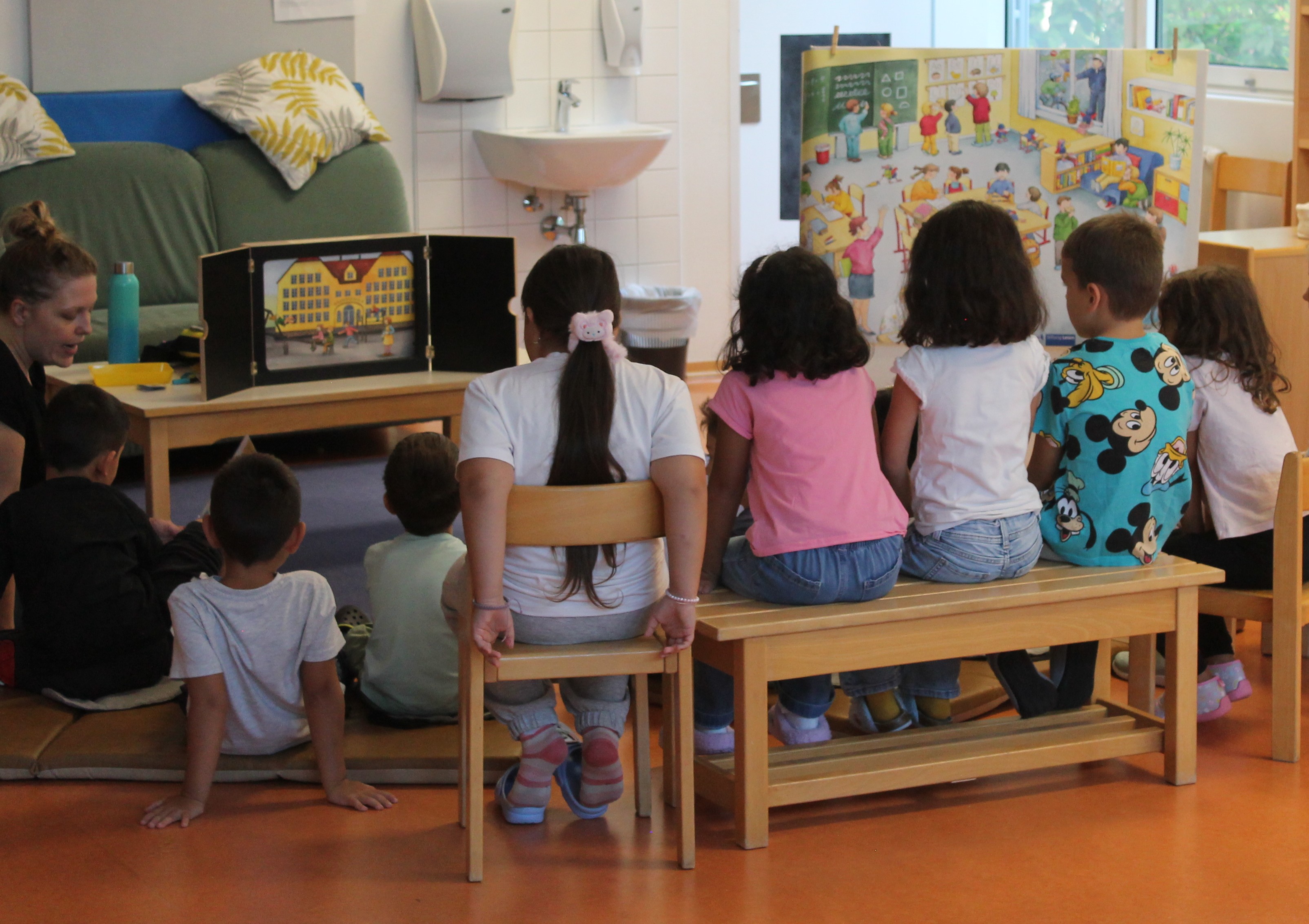 September 2025: Erzählbild Schule und Kamishibai (Erzähltheater) zur Schule - erste Thematisierung Schule