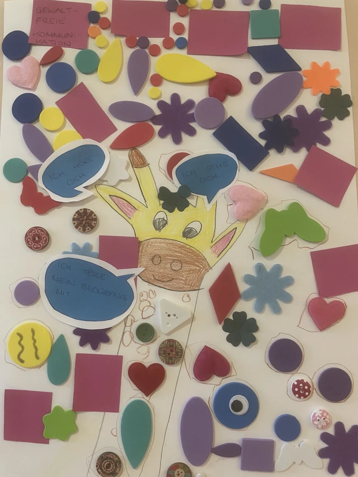 Bunte Papiercollage mit gelbem Tierkopf und Krone in der Mitte, umgeben von bunten Formen; Sprechblasen mit Ich sehe dich.