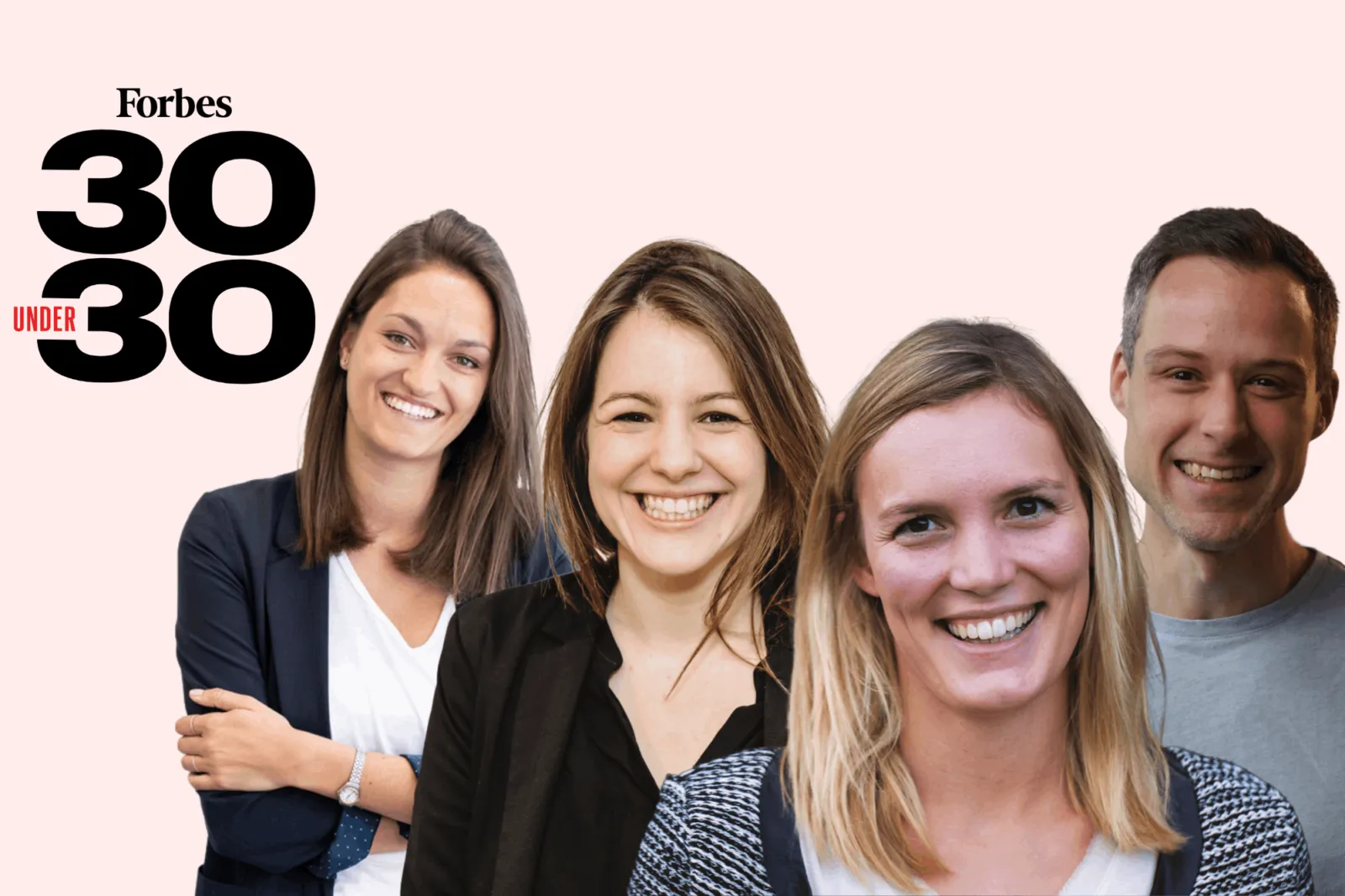 Vier Personen lächeln im Studio vor rosafarbenem Hintergrund; Forbes 30 Under 30-Branding links.