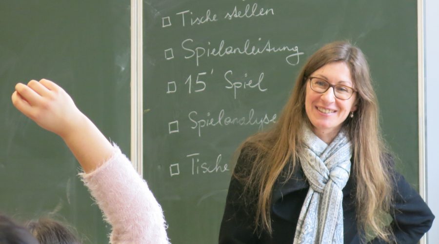 Sonja Zimmermann im Klassenzimmer